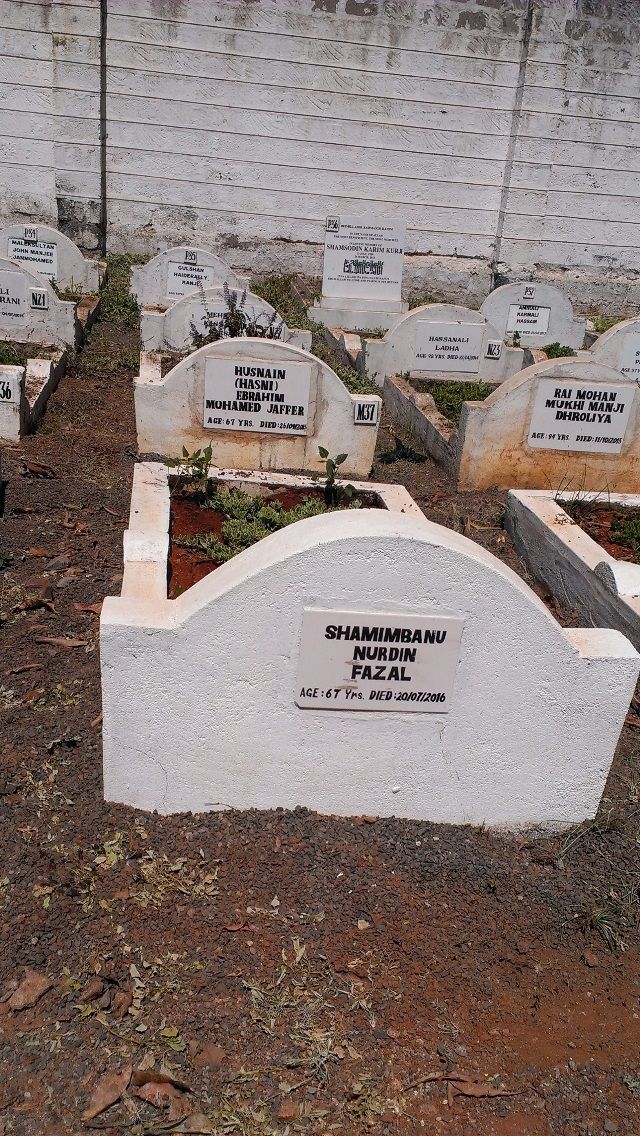 Shamim.....resting in her final abode.....she was indeed an inspiration to her students and friends......
Teri yaad aagayee din khushi mein dhal gayey
Ek chirag kya jhalaa sau chirag jhal gayey...